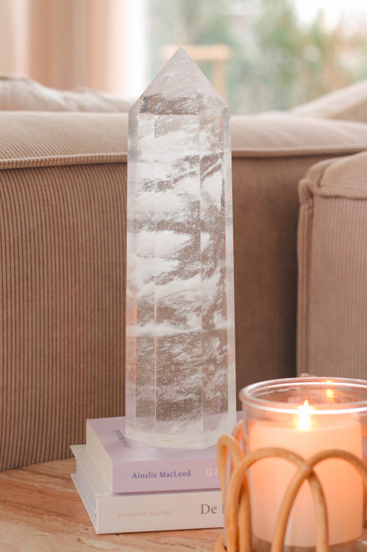 Foto van de Bergkristal tower, gepresenteerd op 2 boeken met een brandend kaarsje ervoor.