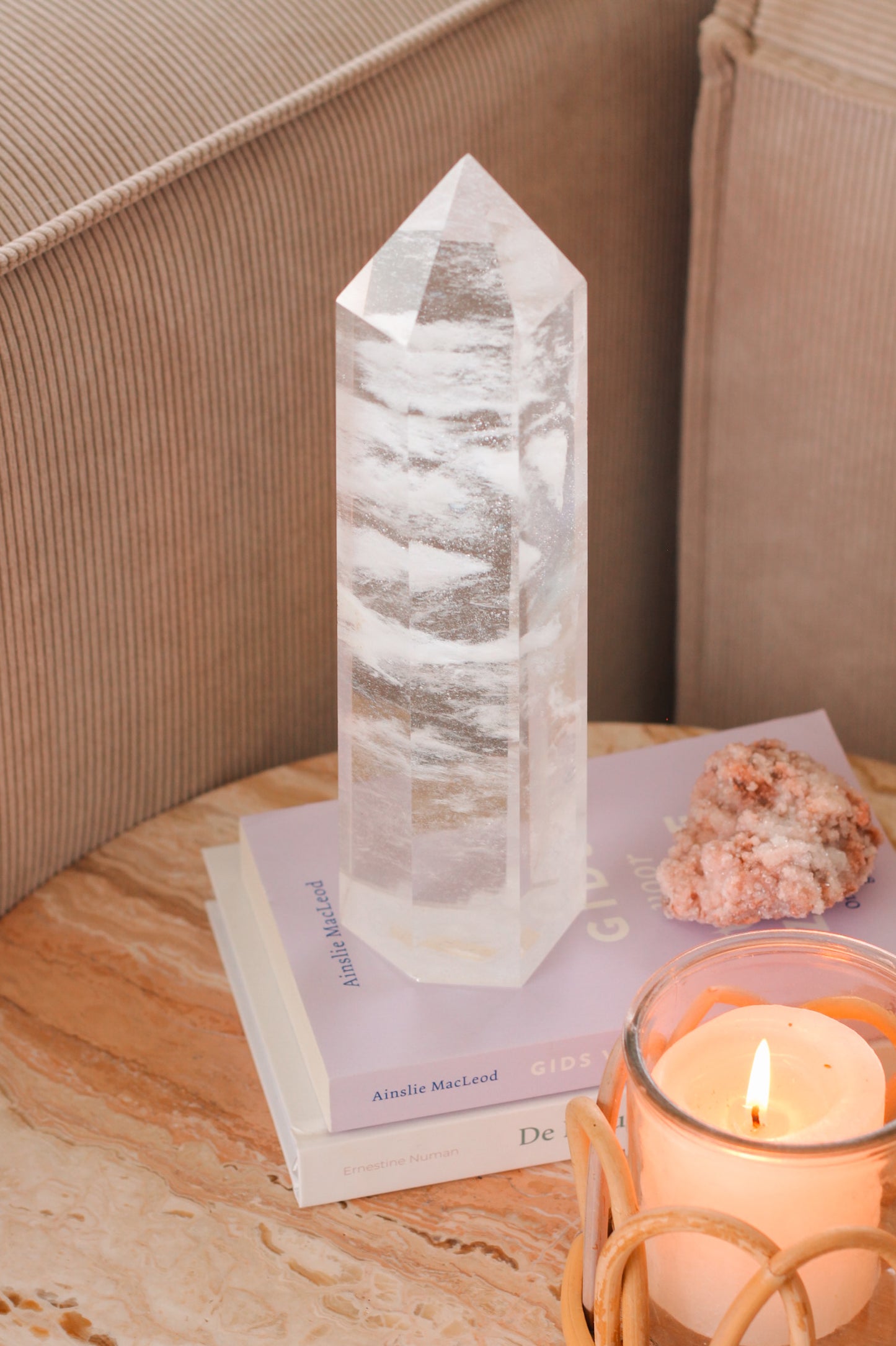 Foto van de Bergkristal tower, gepresenteerd op 2 boeken met een brandend kaarsje ervoor.