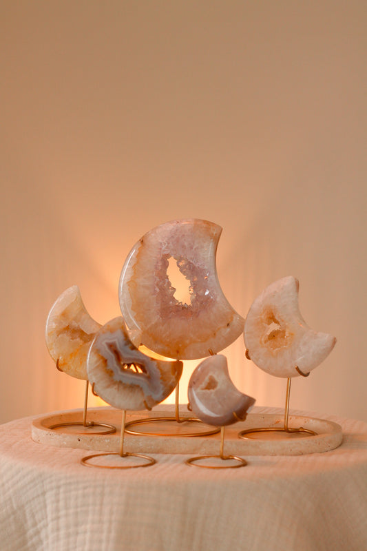 Mooie halve maantjes van Agaat op standaard, gezellig verlicht op een tafeltje. Perfect voor een magische sfeer!