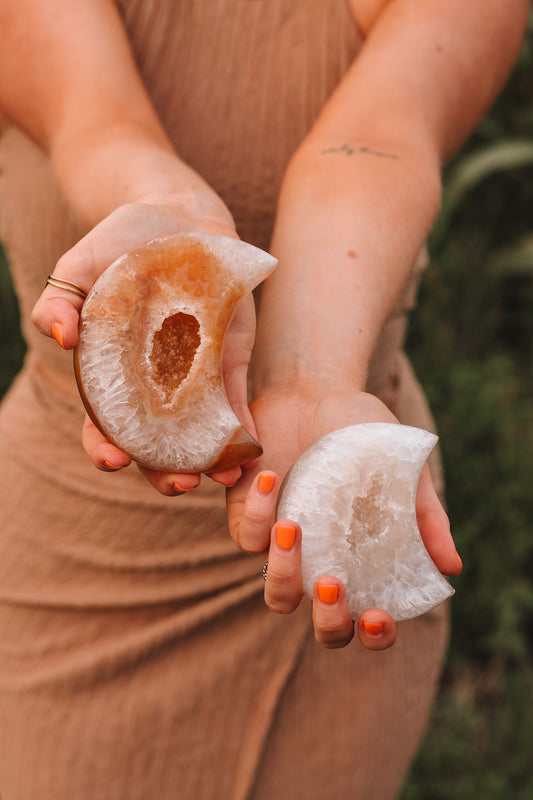 Mooie halve maantjes van Agaat, die worden vastgehouden. De RusticIvory en Serenity Crescent