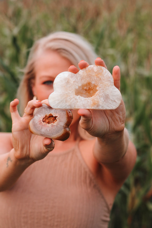 2 soorten Druzy Agaat wolken, vastgehouden door Joyce Lemmens.