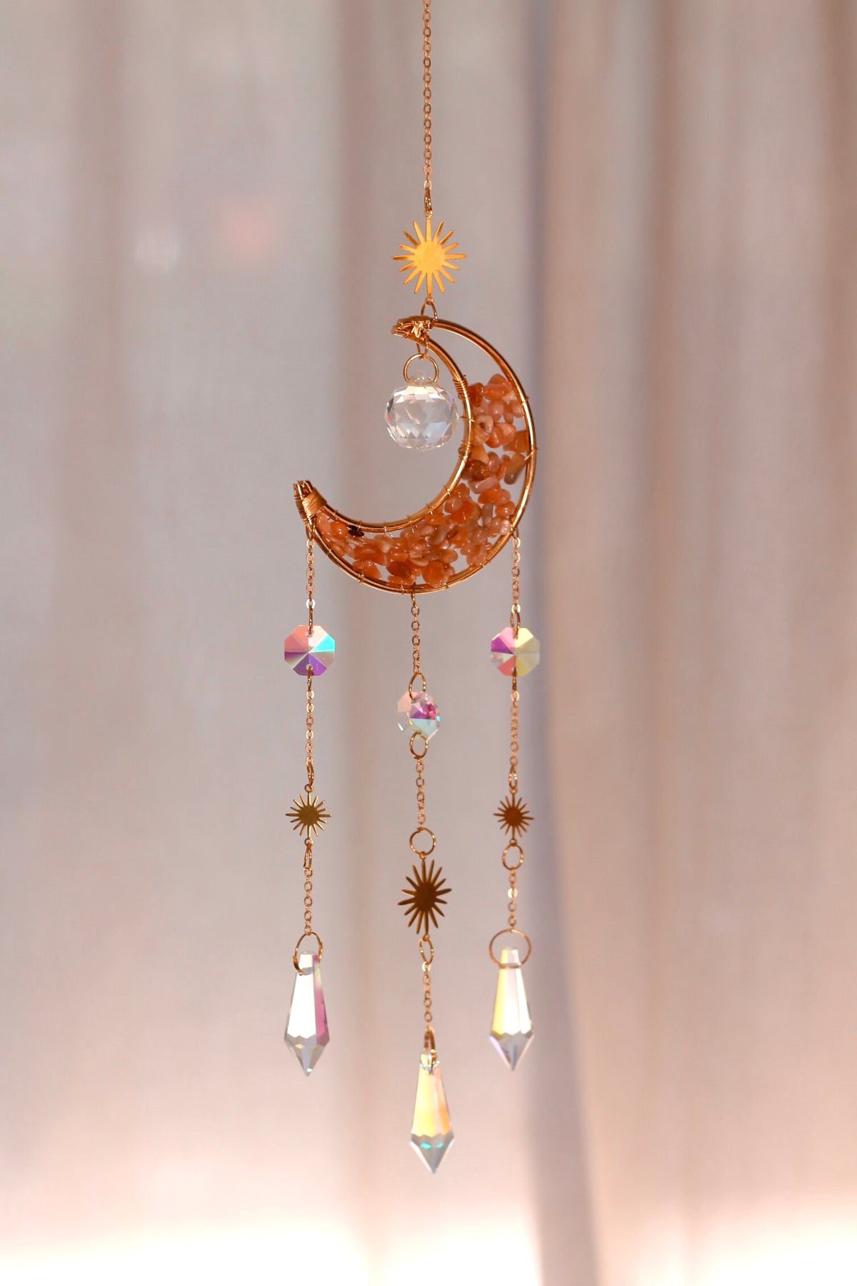 Detailfoto van de Crystal Moon Suncatcher met lichtspel
