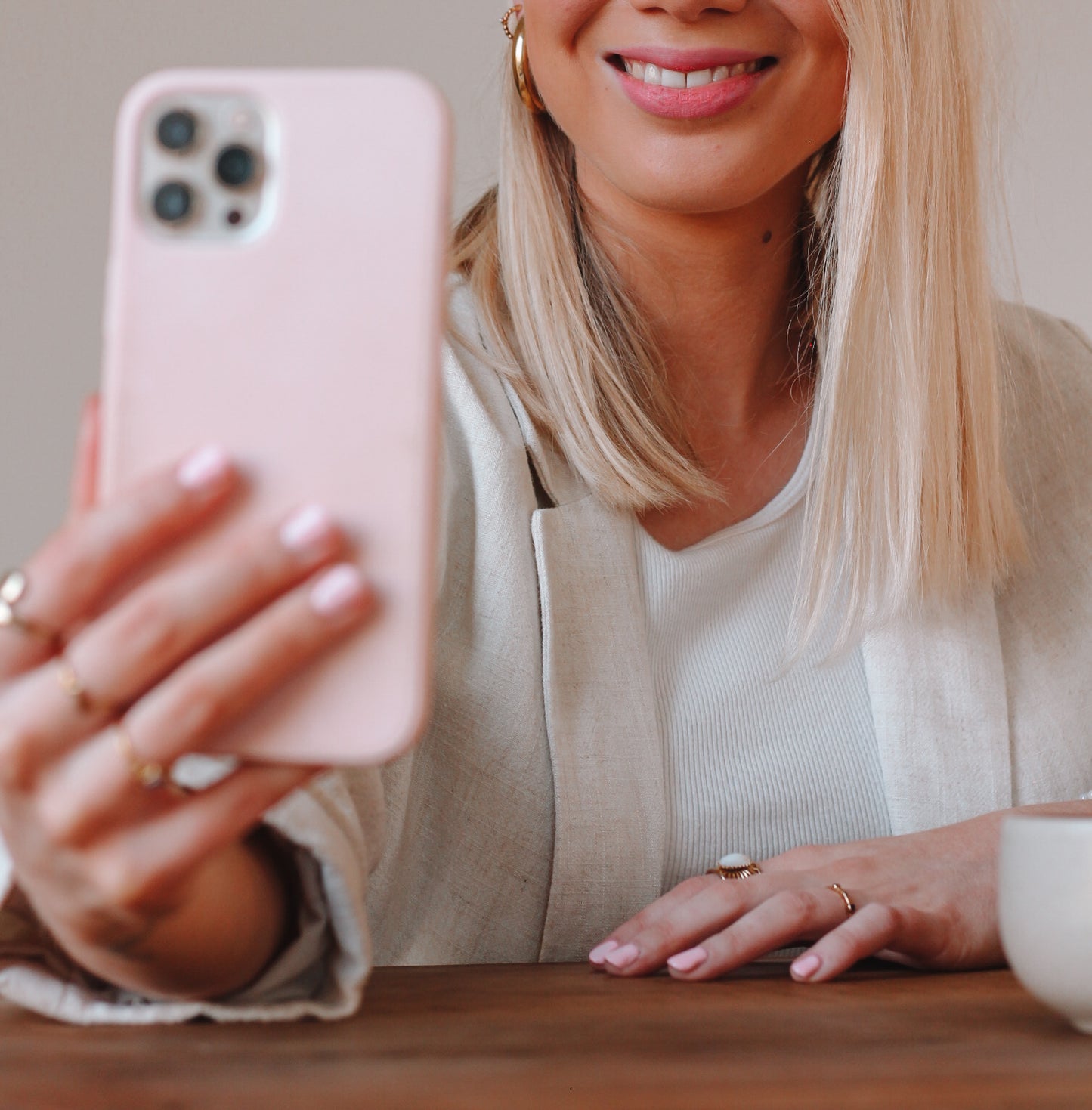 Afbeelding van Joyce, die aan het facetimen is met een persoon voor een kennismakingsgesprek.
