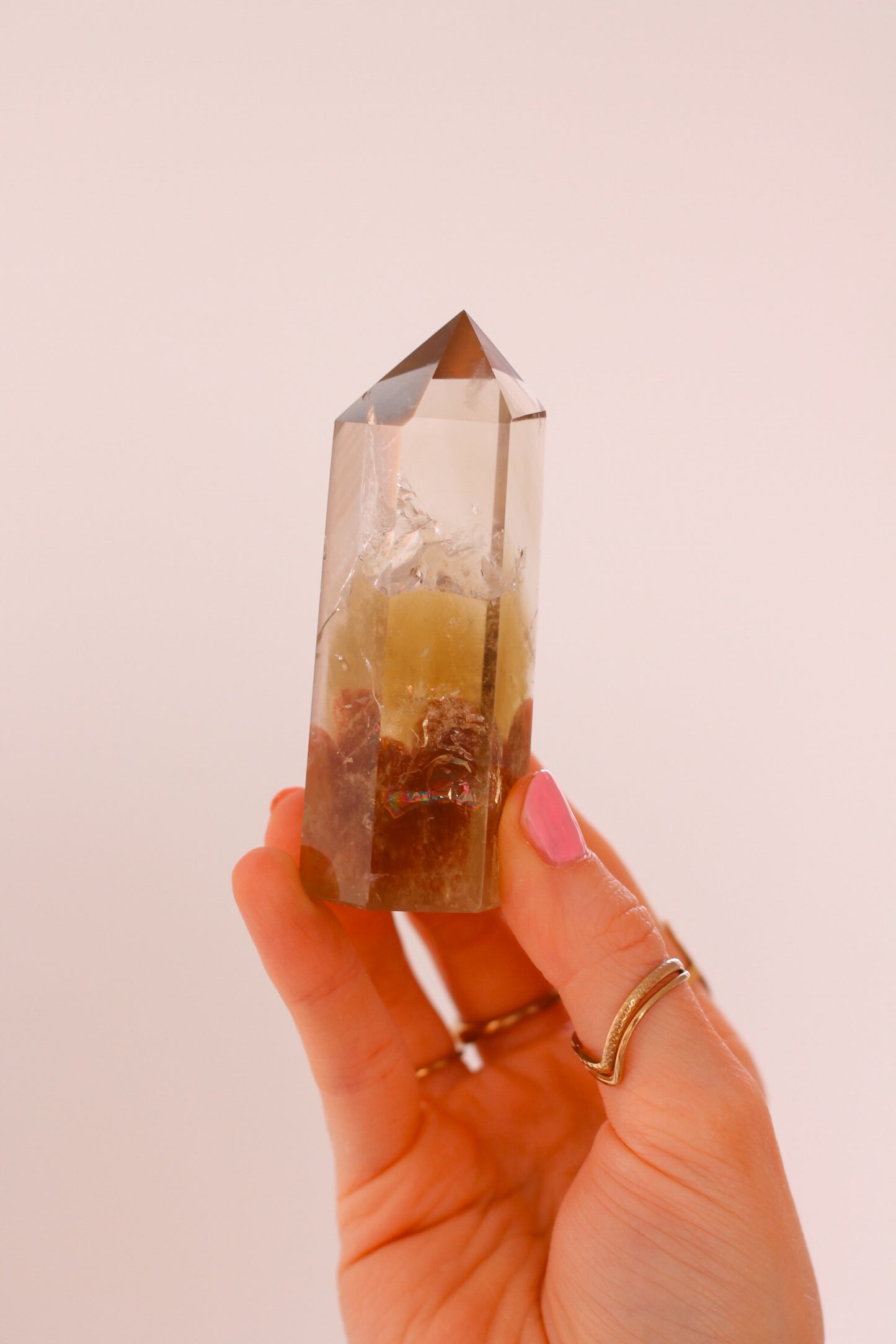 Productfoto waar de Natuur Citrien tower AA+ wordt vastgehouden.