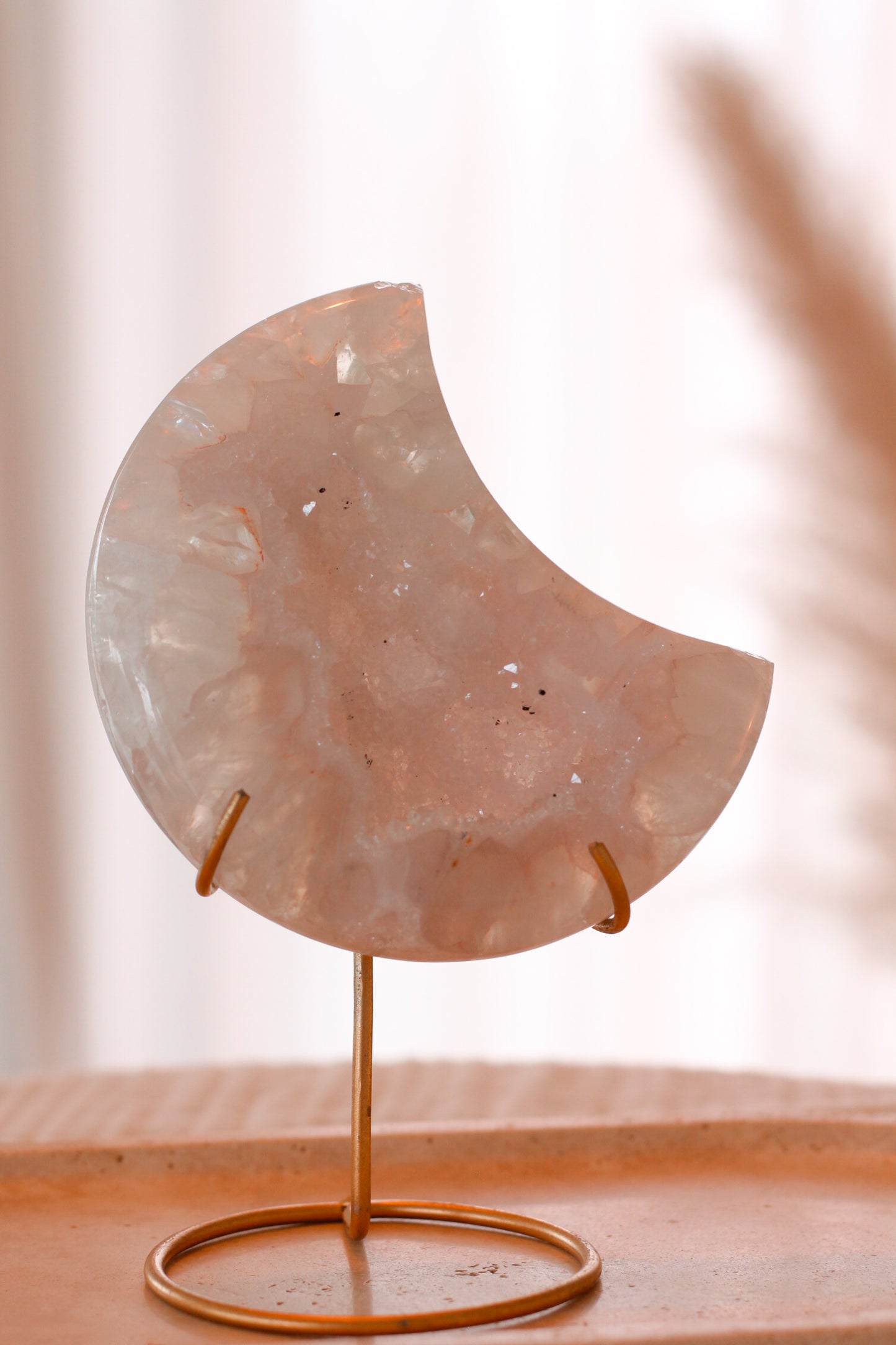 Mooie halve maan van Agaat op standaard, gezellig verlicht. Perfect voor een magische sfeer!