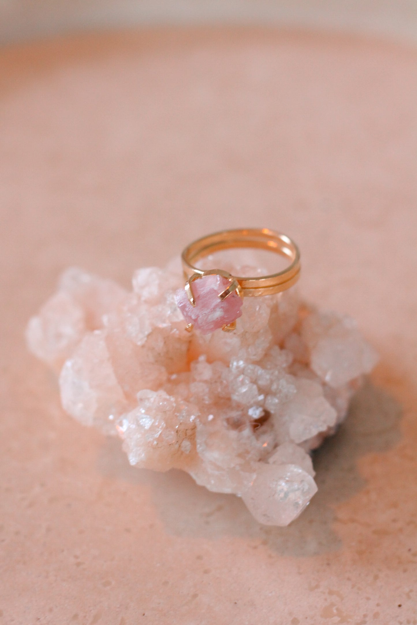 Gouden ring met Roze Toermalijn edelsteen op kristal.