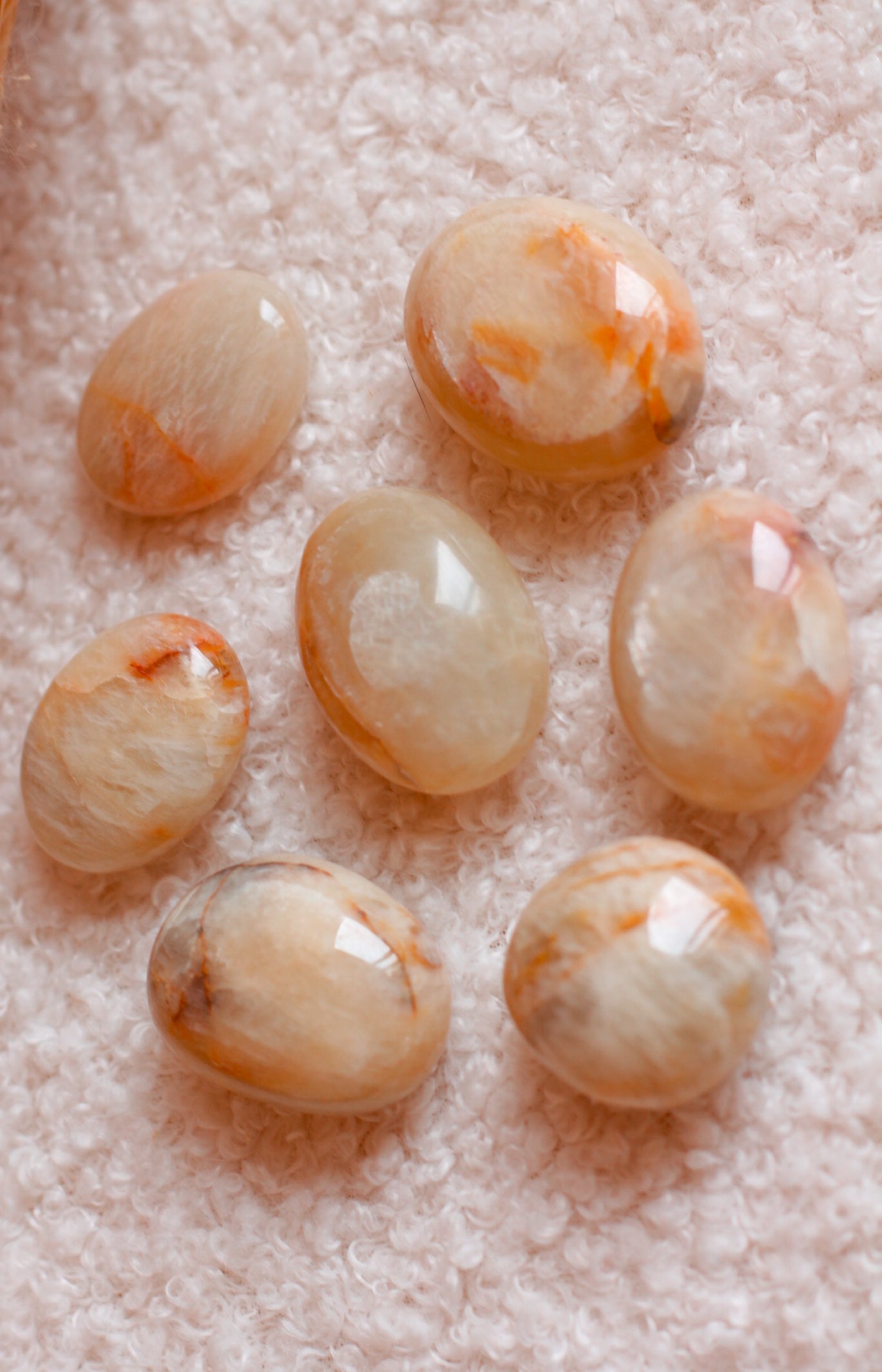 Witte Maansteen palm stone