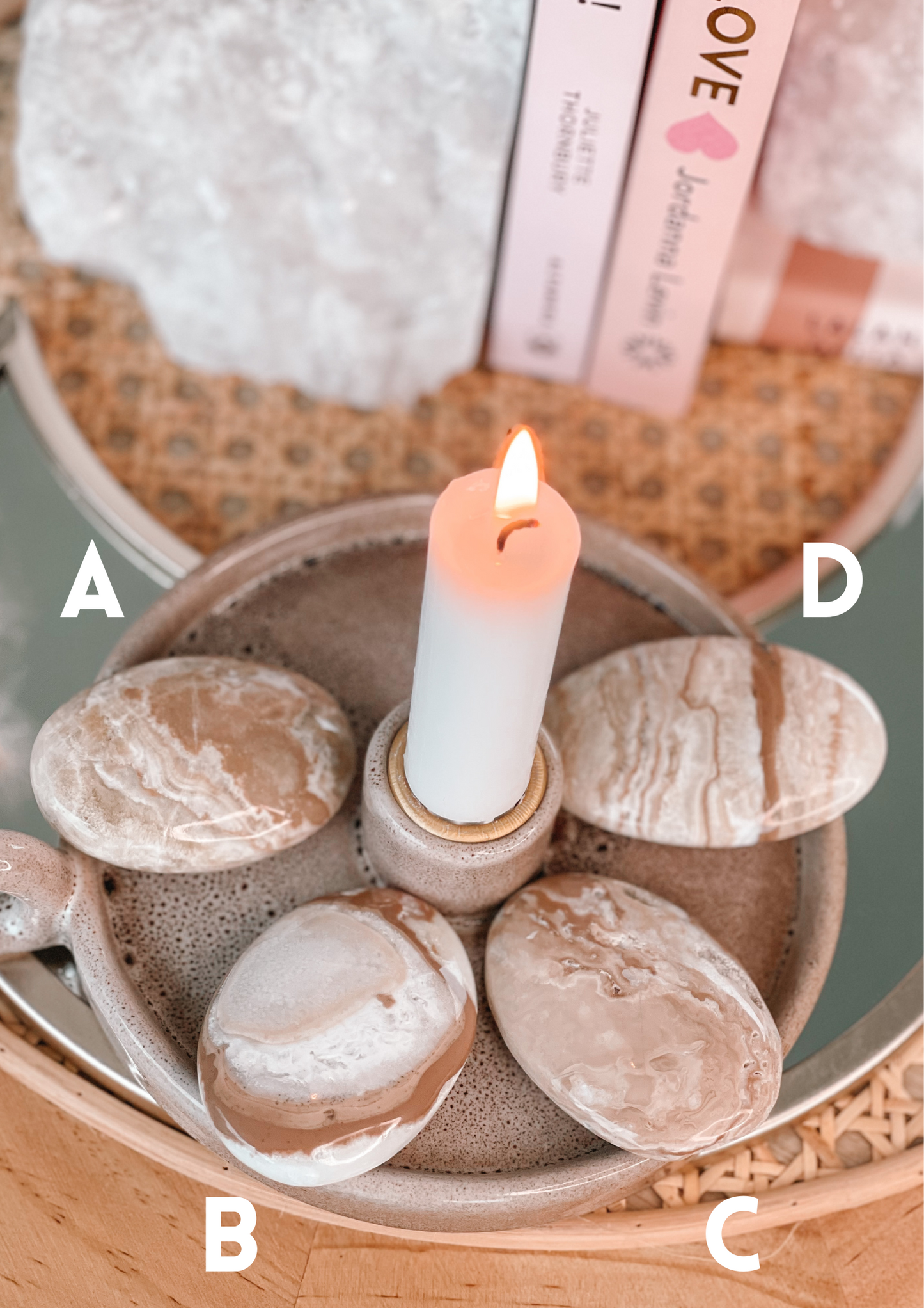 en verzameling kleurrijke Caribbean handstenen, gerangschikt op een plateau. In de achtergrond staan boeken tussen 2 Bergkristal boekensteunen.