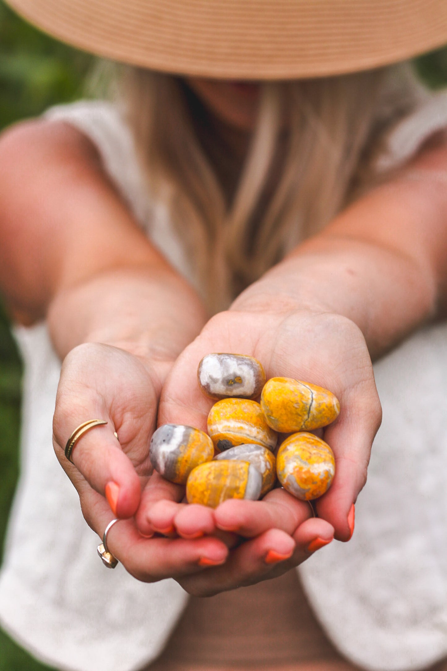 Verschillende Bumble Bee Jaspis stones, liggend in een hand. 