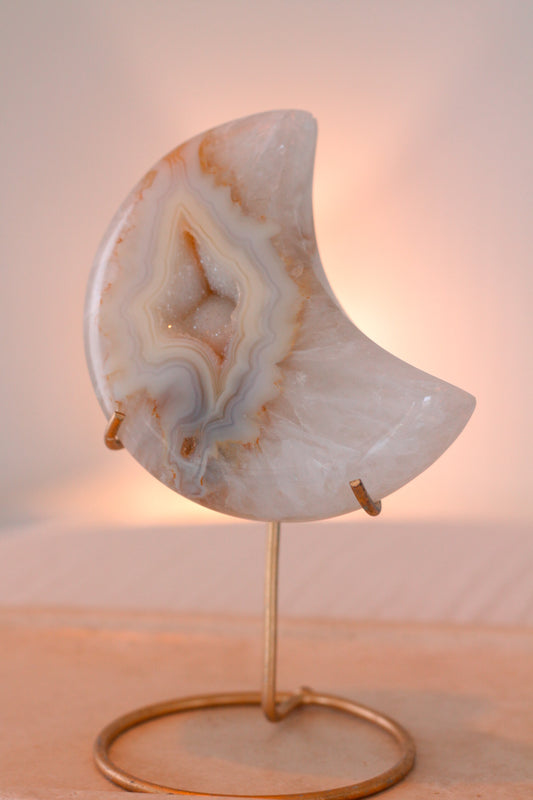 Mooie halve maan van Agaat op standaard, gezellig verlicht. Perfect voor een magische sfeer!