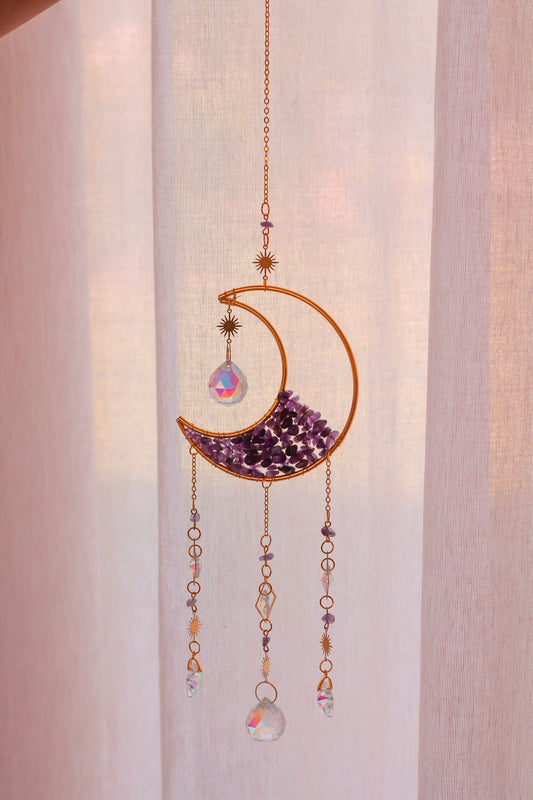 Close-up van de edelstenen in de Crystal Moon Suncatcher