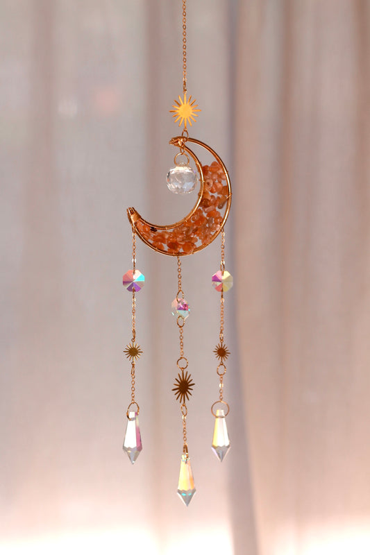 Detailfoto van de Crystal Moon Suncatcher met lichtspel
