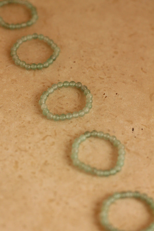 Detailfoto van kleine edelsteenkraaltjes - Edelsteen Ring Elastisch