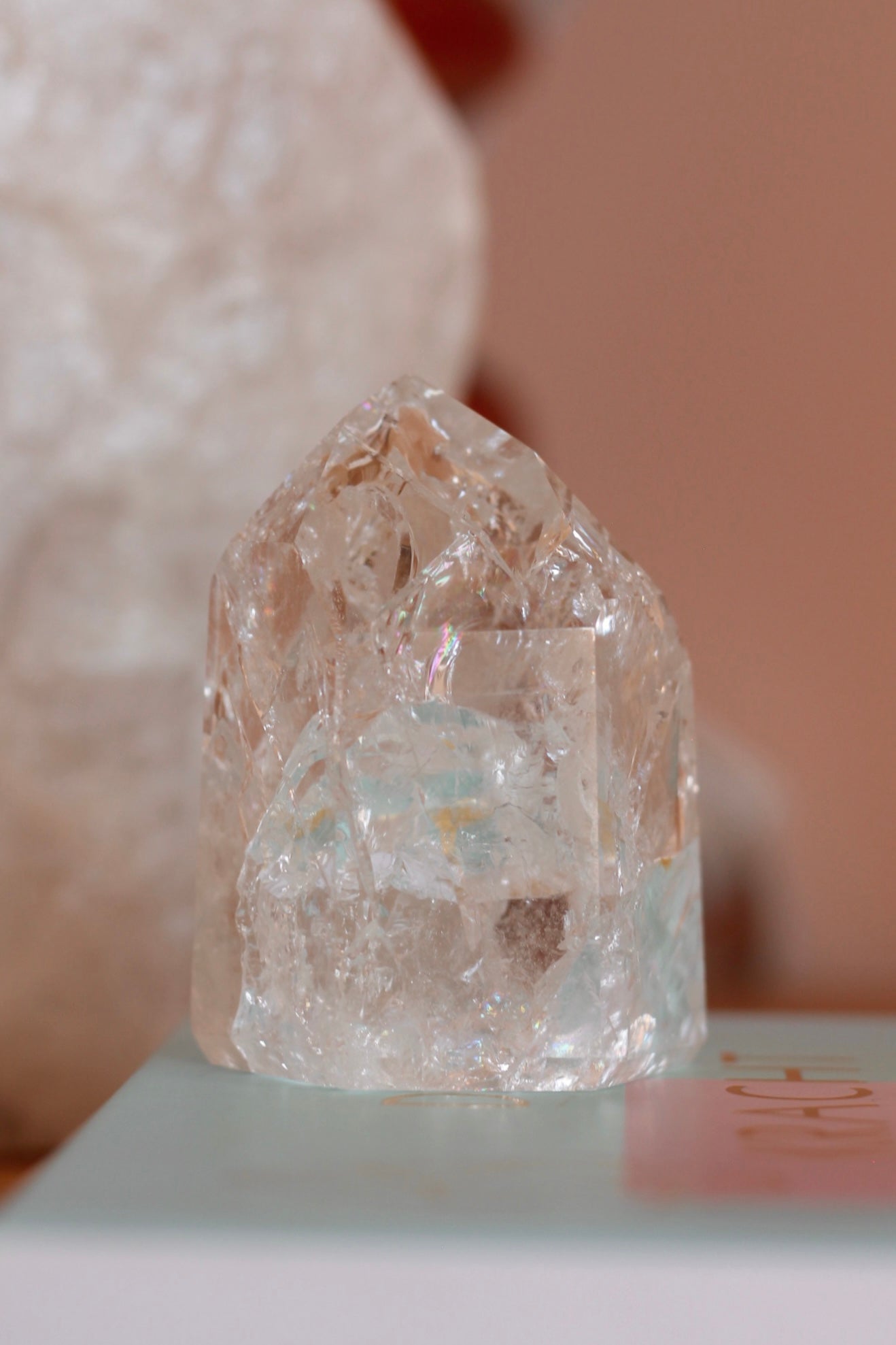 Detailshot van de regenboog kristal toren