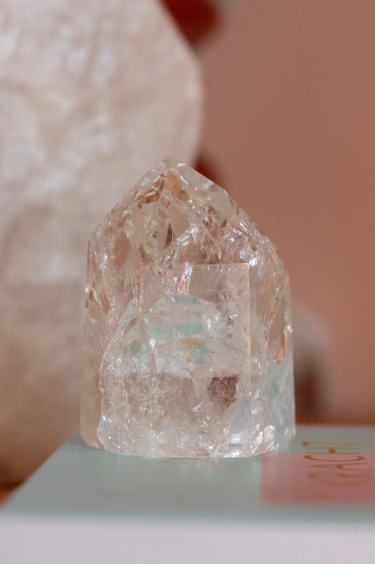 Detailshot van de regenboog kristal toren