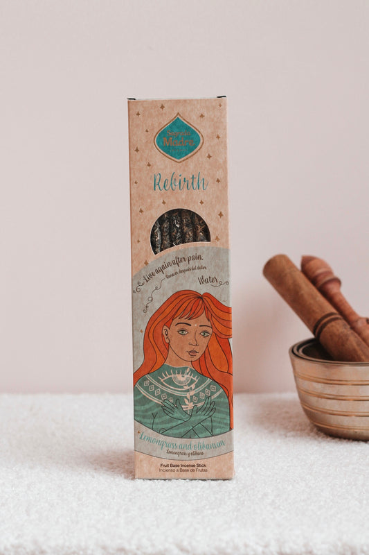 Een verpakking van wierookstokjes gemaakt van bruin karton met een venster waardoor de wierookstokjes zichtbaar zijn. Op de voorkant is een illustratie van een persoon te zien. Element water.